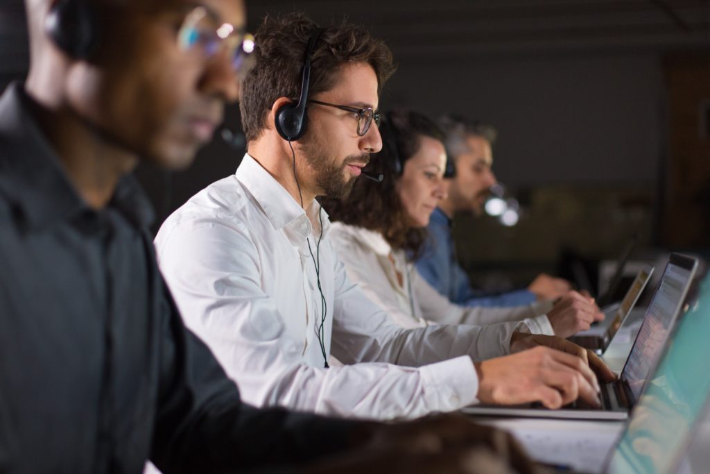 Controle de ponto em nuvem 2 confident call center operator talking with client 1 Master Tecnologias