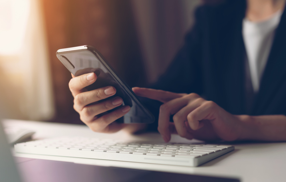 Controle de ponto em nuvem 3 woman using smartphone Master Tecnologias